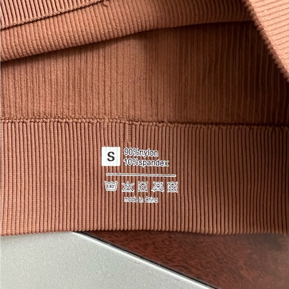 NWOT RIBBED CROP TOP - Picture 4 of 6